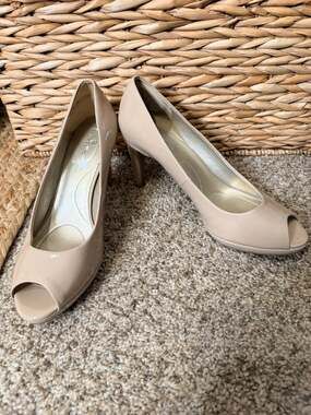 Bandolino vegan leather tan peep toe pumps 9 EUC 818